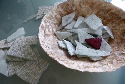 „60 Scherben für Barb“, 2004, Mischtechnik, Glas, ca. 9 x 38 cm